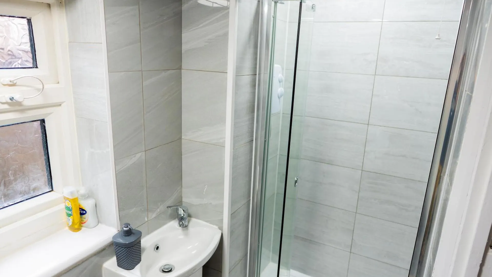 Prázdninový dům Beautiful Modern Home In London, Free Parking, Family Home, Sleeps 9, Close To Railway Station Goodmayes Velká Británie
