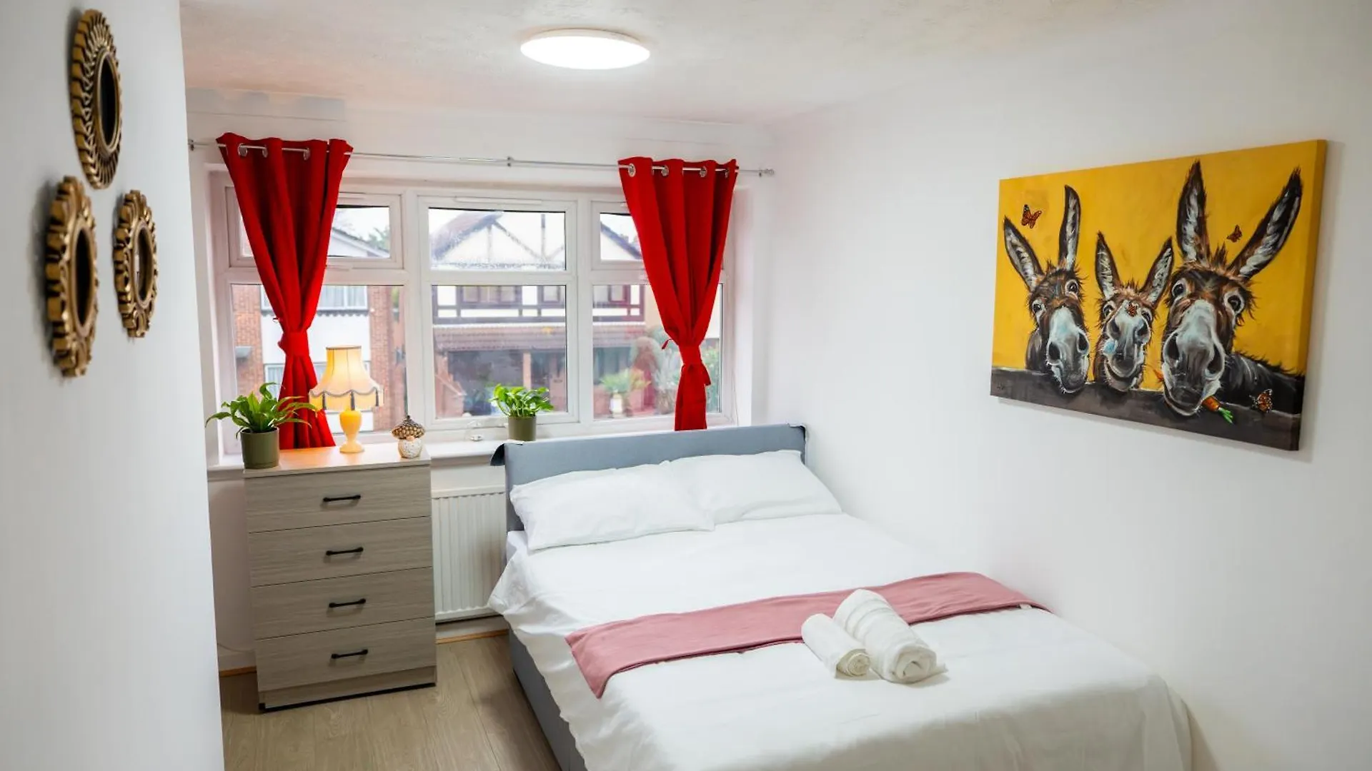 Beautiful Modern Home In London, Free Parking, Family Home, Sleeps 9, Close To Railway Station Goodmayes 0*,