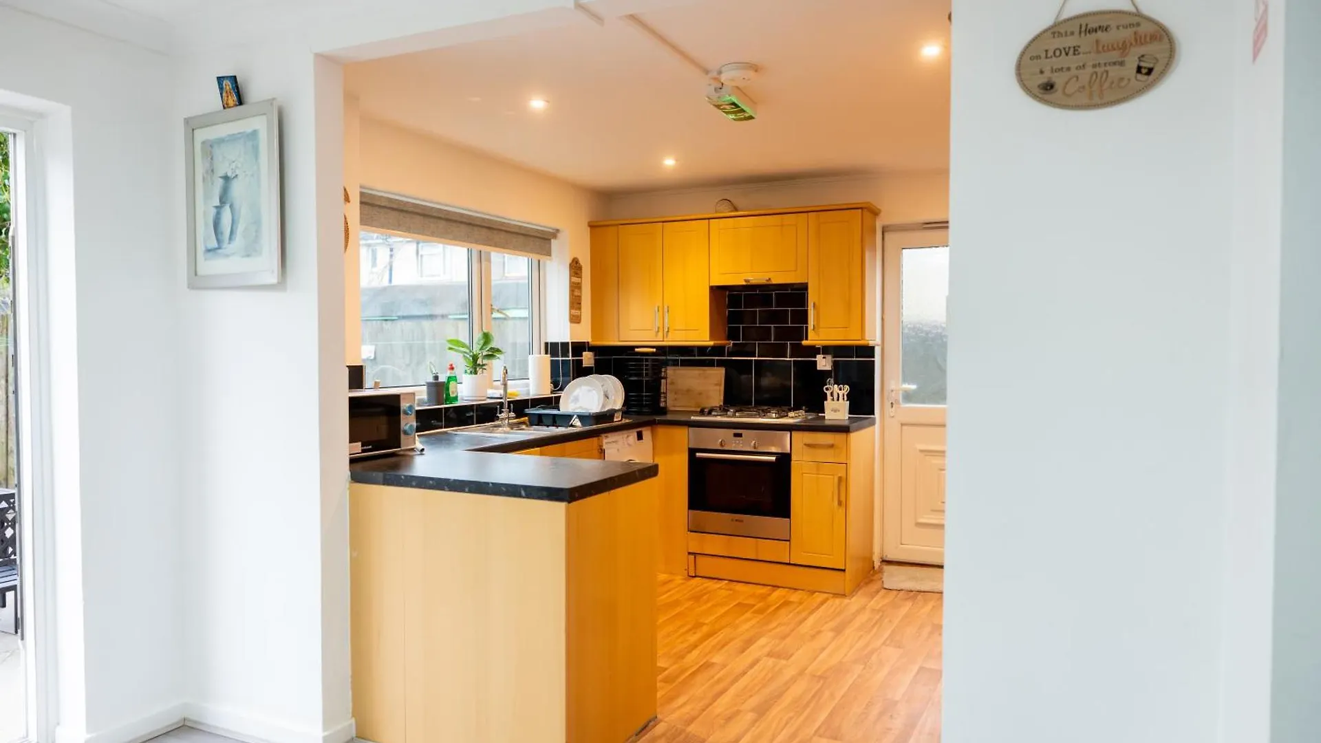 Beautiful Modern Home In London, Free Parking, Family Home, Sleeps 9, Close To Railway Station Goodmayes Holiday home