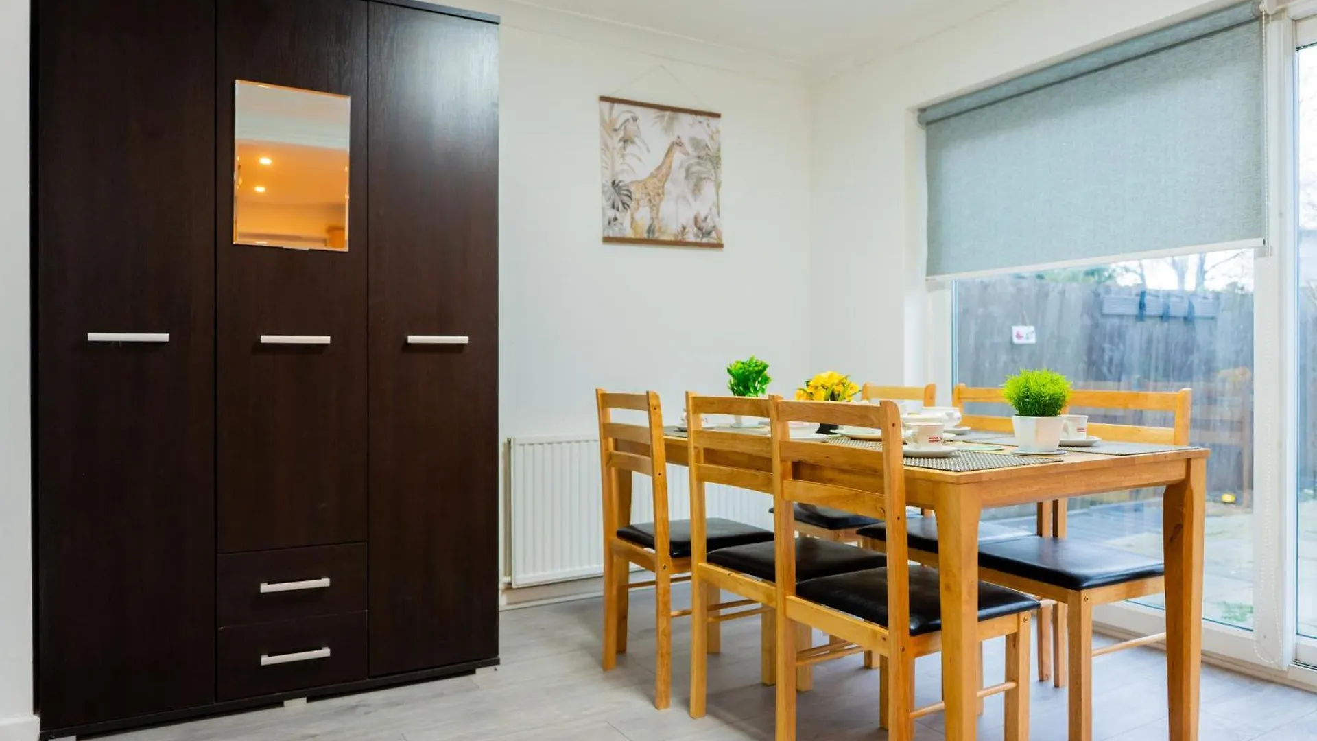Holiday home Beautiful Modern Home In London, Free Parking, Family Home, Sleeps 9, Close To Railway Station Goodmayes