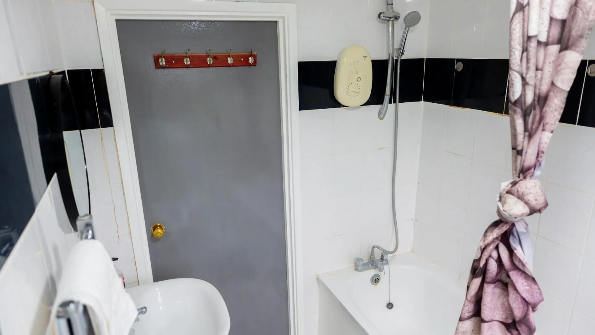 Beautiful Modern Home In London, Free Parking, Family Home, Sleeps 9, Close To Railway Station Goodmayes 0*,  Velká Británie