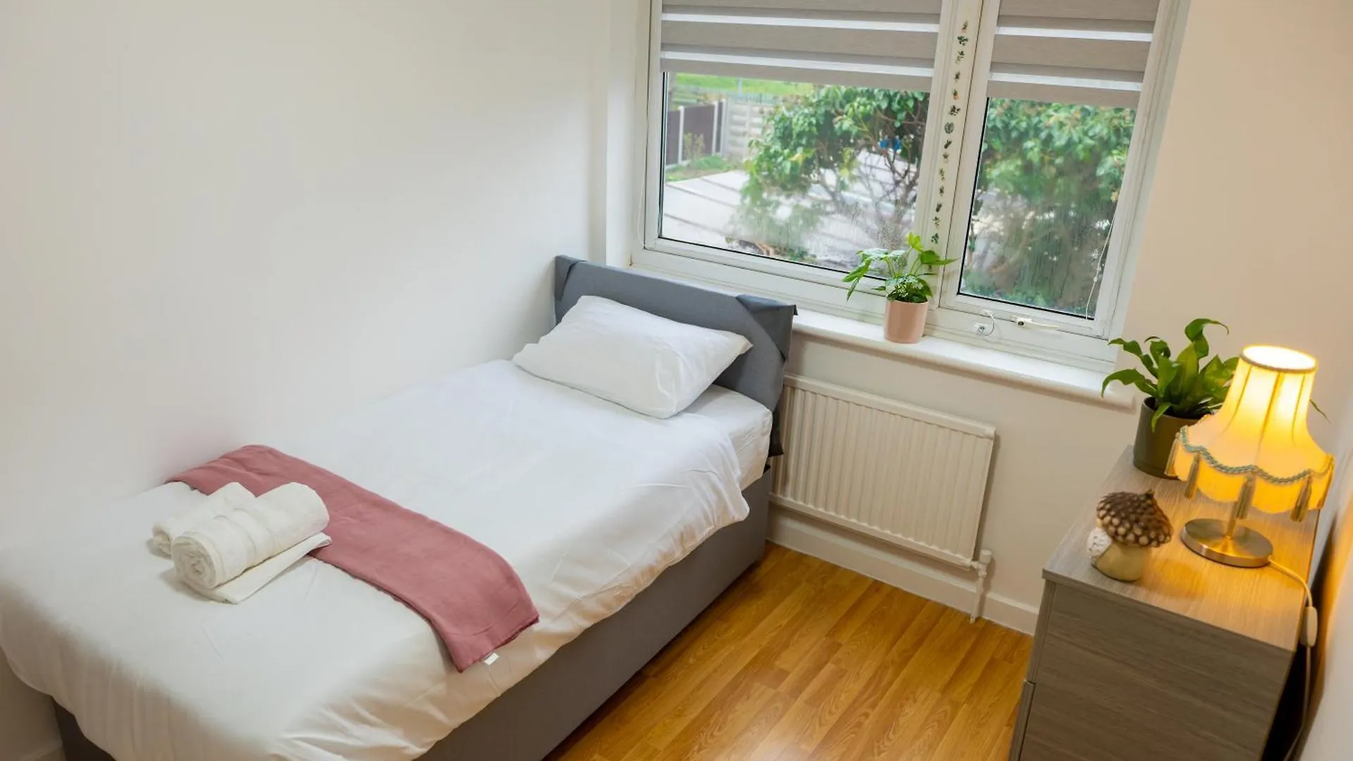 Beautiful Modern Home In London, Free Parking, Family Home, Sleeps 9, Close To Railway Station Goodmayes Prázdninový dům