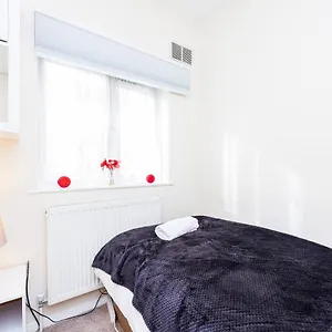 Apartment 3 Bedroom House W Parking Close To Shops, Goodmayes