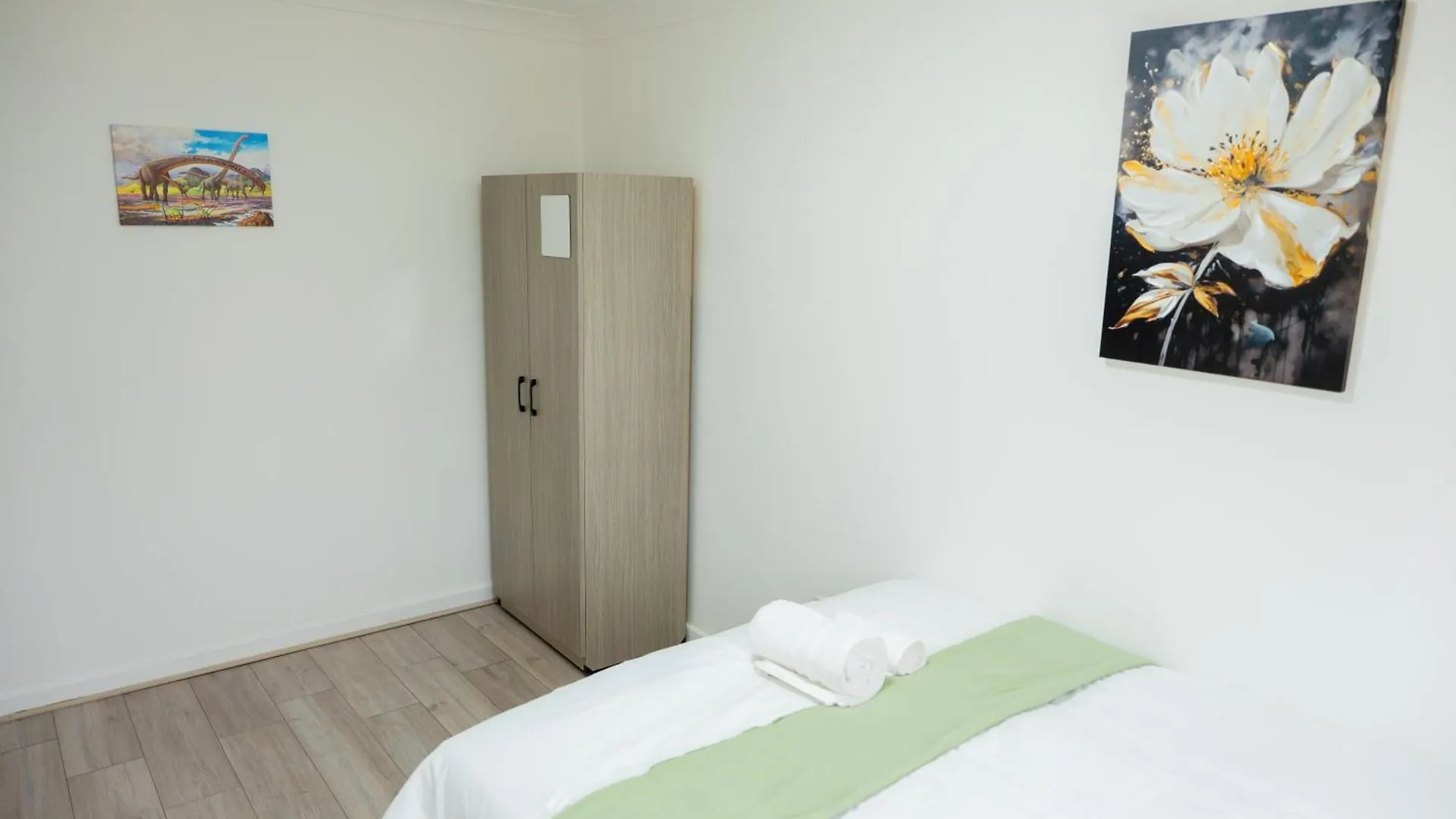 Beautiful Modern Home In London, Free Parking, Family Home, Sleeps 9, Close To Railway Station Goodmayes United Kingdom