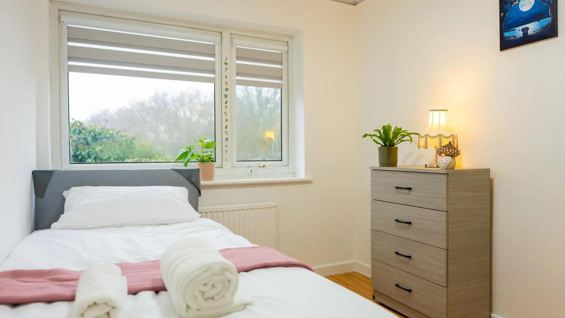 Holiday home Beautiful Modern Home In London, Free Parking, Family Home, Sleeps 9, Close To Railway Station Goodmayes