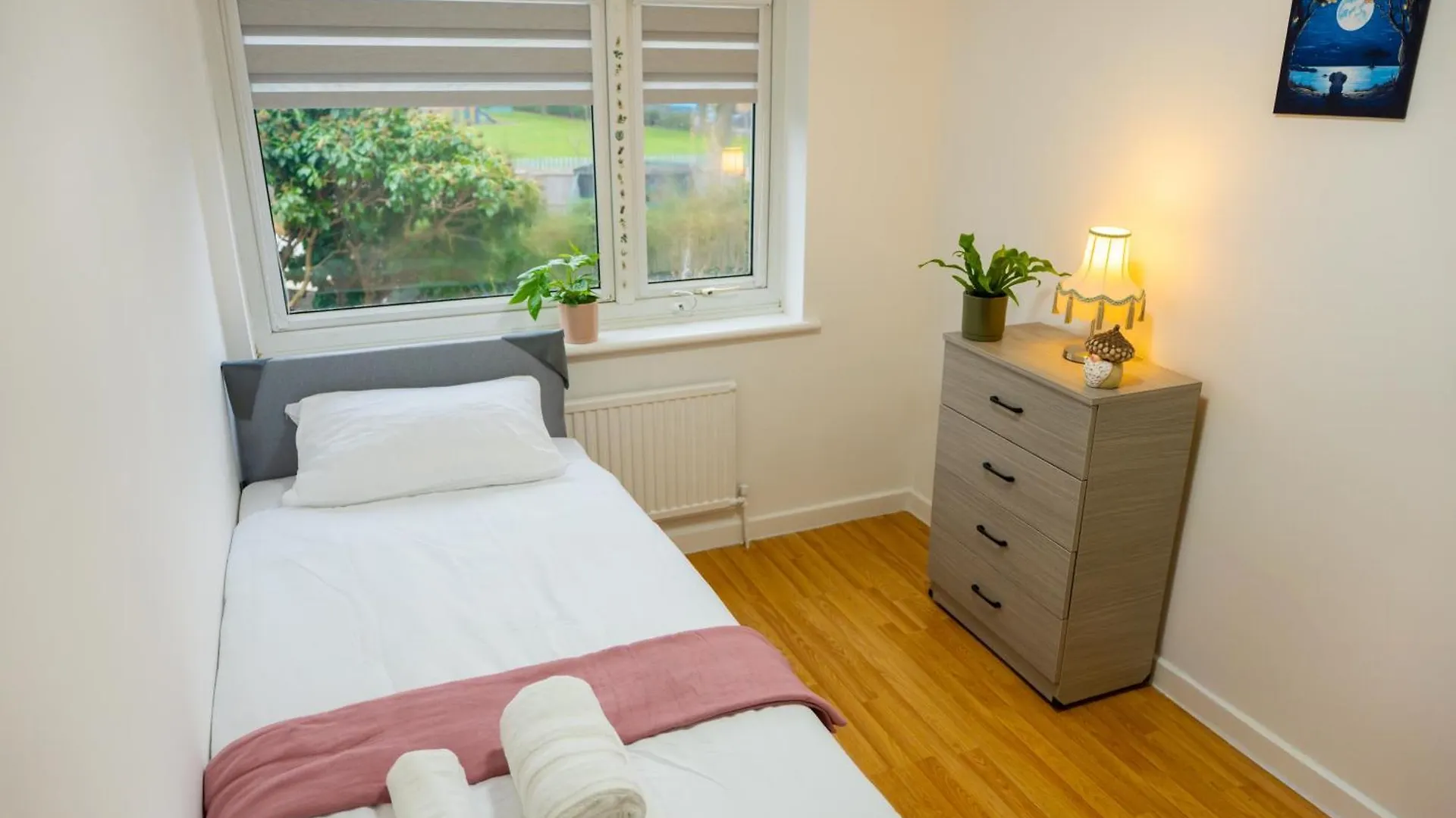 Beautiful Modern Home In London, Free Parking, Family Home, Sleeps 9, Close To Railway Station Goodmayes 0*,