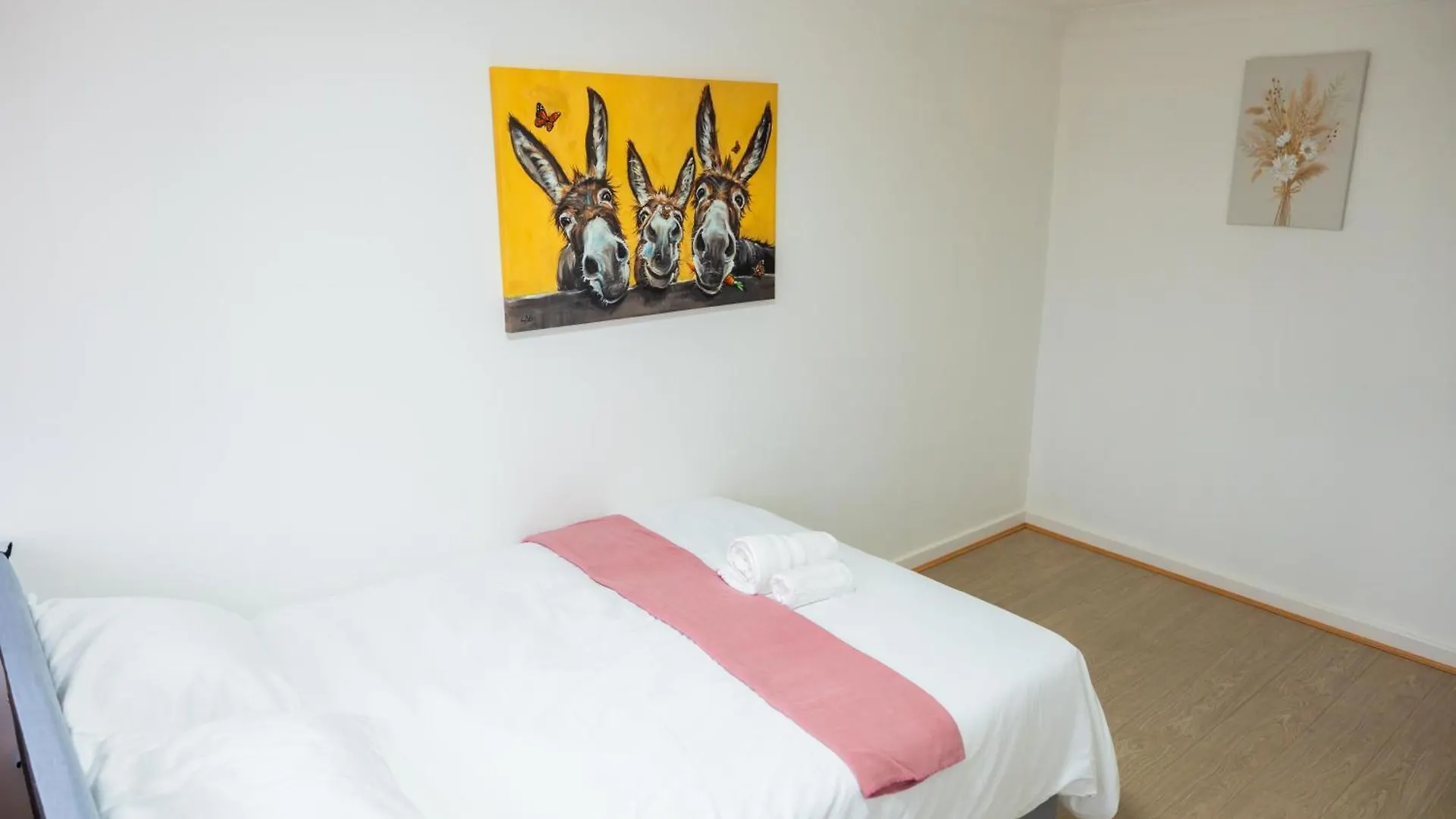 Beautiful Modern Home In London, Free Parking, Family Home, Sleeps 9, Close To Railway Station Goodmayes 0*,  United Kingdom