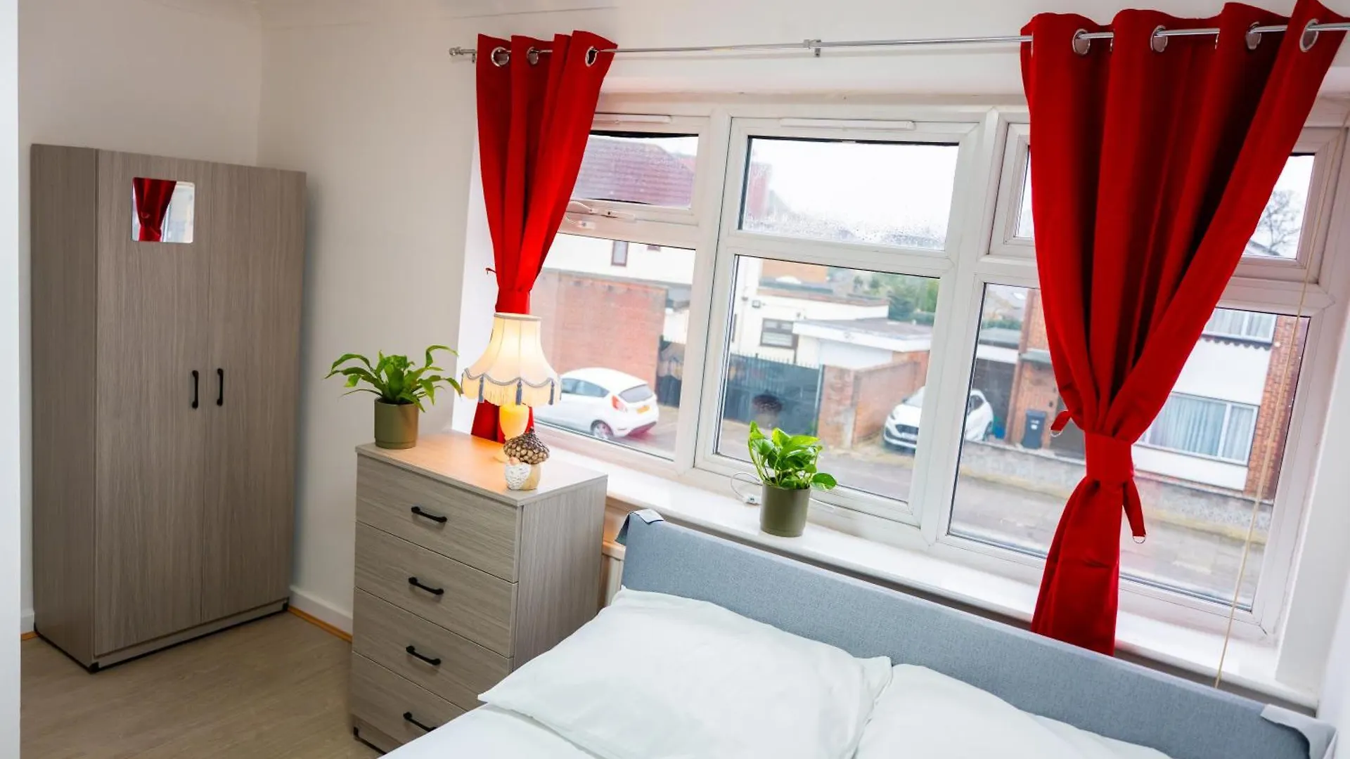 Beautiful Modern Home In London, Free Parking, Family Home, Sleeps 9, Close To Railway Station Goodmayes